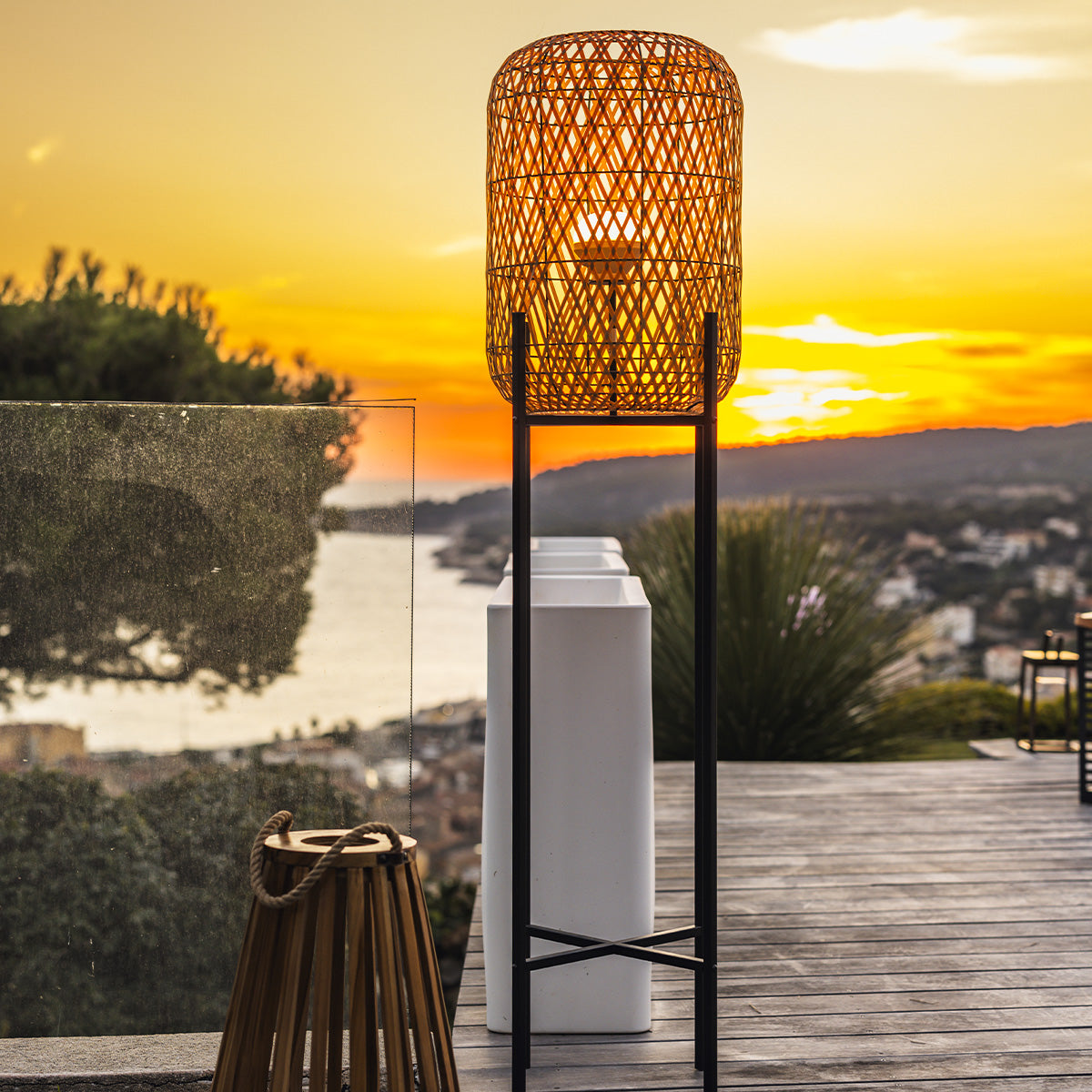 Lampadaire sans fil à 4 pieds metal LED blanc et multicolore dimmable en poly rotin H150cm avec télécommande