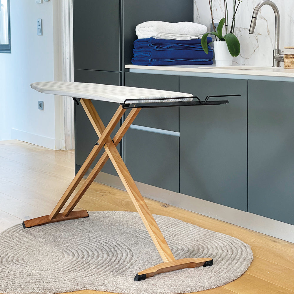 Table à repasser NUBAR en bois massif 130x47 cm hauteur réglable jusqu’à 92 cm avec repose-fer et support centrale vapeur
