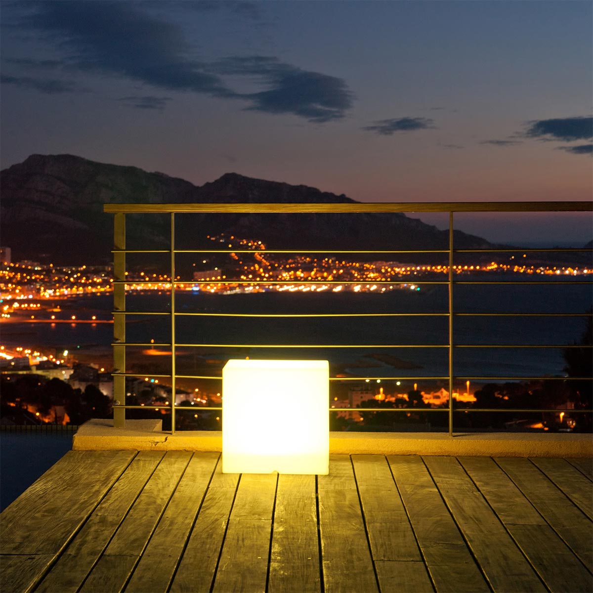 Cube lumineux sans fil LED multicolore dimmable CARRY 30cm avec télécommande et socle à induction - REDDECO.com