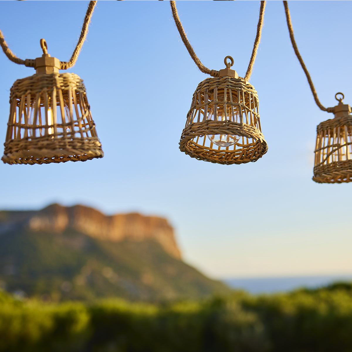 Guirlande lumineuse solaire et sur secteur raccordable en corde 20 ampoules transparentes LED blanc chaud dimmable SAMOA LIGHT HYBRID 13m