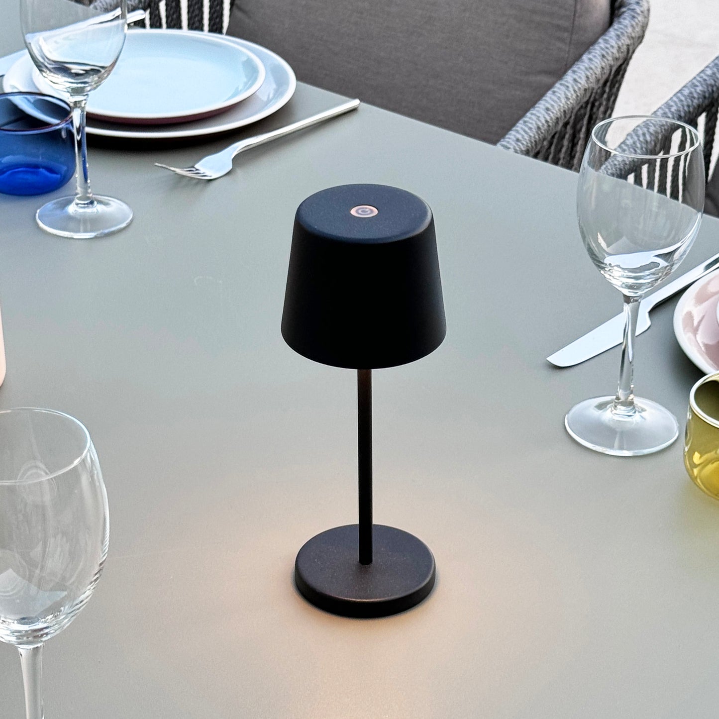 Lot de 6 mini lampes de table touch sans fil en aluminium LED KELLY MINI BLACK blanc dimmable H22cm avec plateau de chargement