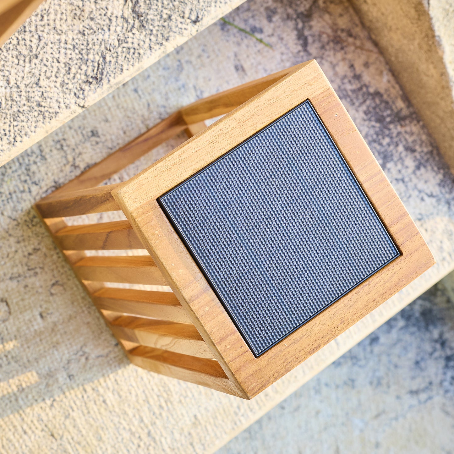 CHENNAI warmweiße dekorative LED-Solarlaterne aus massivem Teakholz H30cm