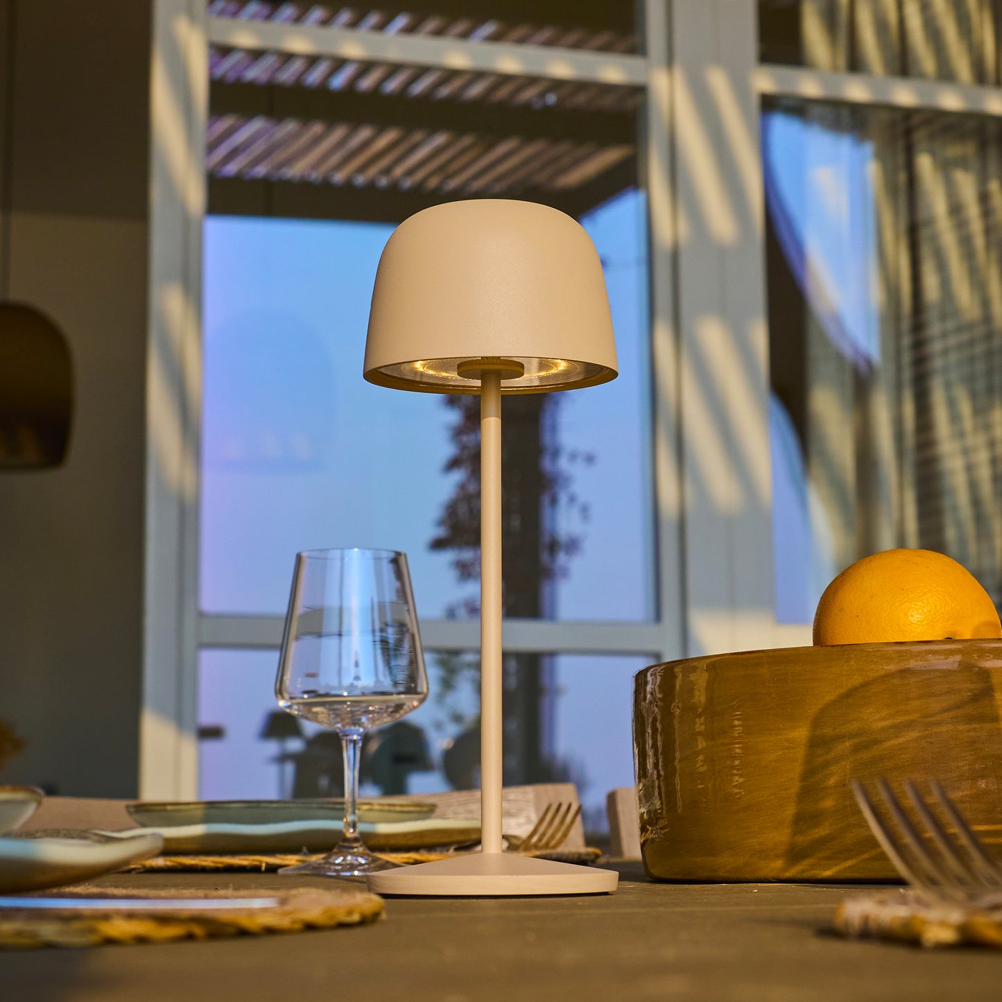 Lampe de table touch sans fil en aluminium beige LED SOPHIA CREAM blanc dimmable H28cm