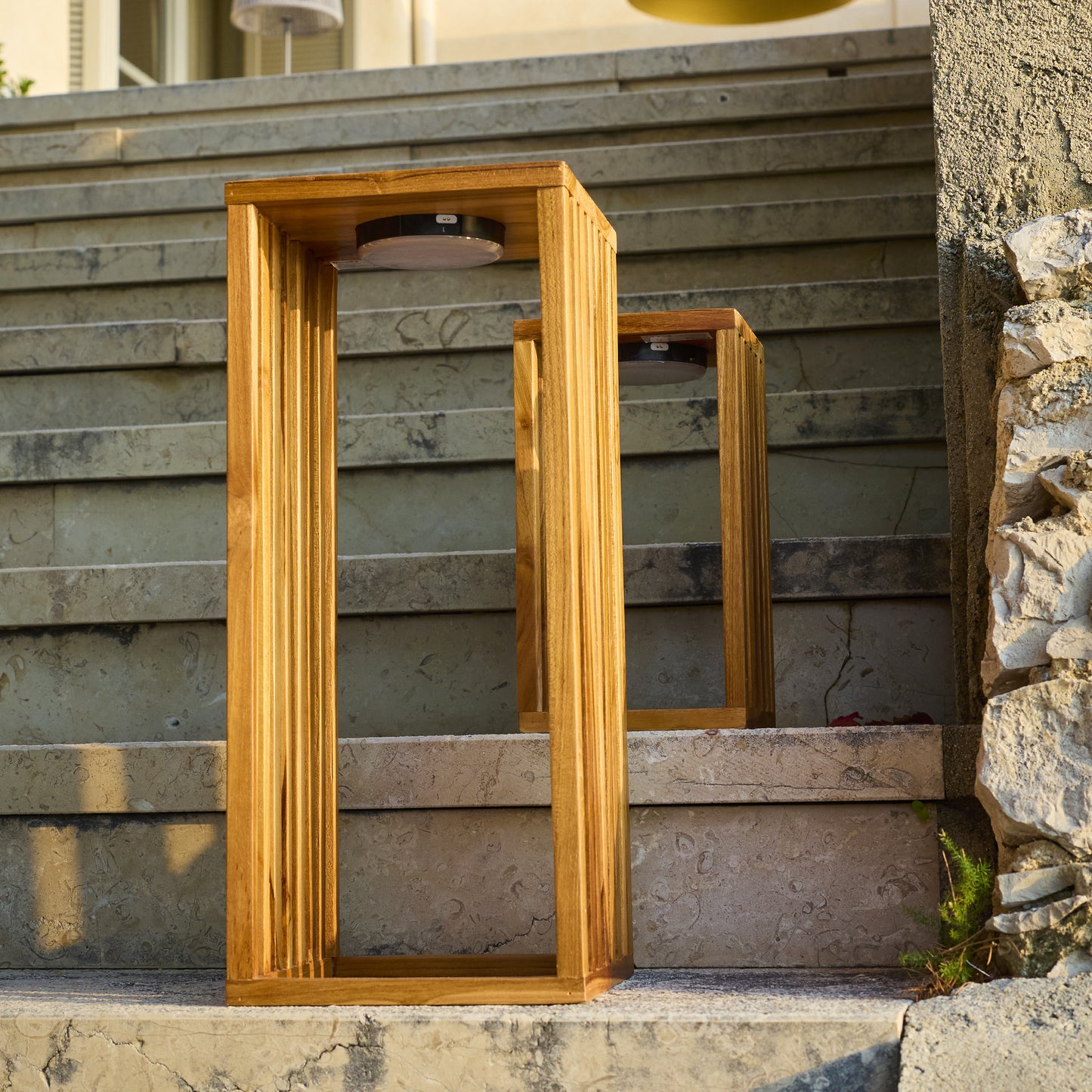 Lanterne solaire décorative LED blanc chaud CHENNAI TALL en bois teck massif H50cm