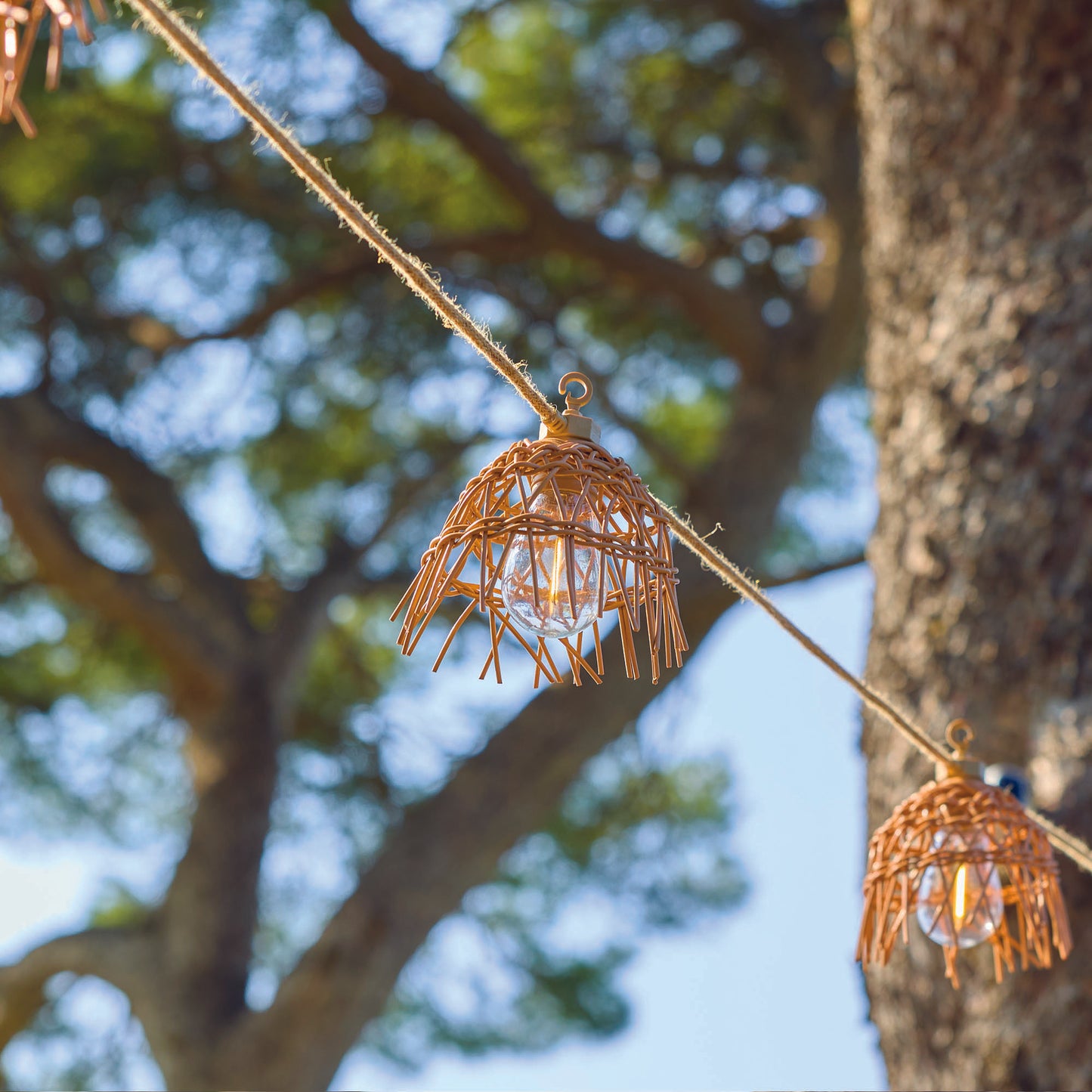 Guirlande lumineuse solaire et sur secteur raccordable en corde 20 ampoules transparentes LED blanc chaud dimmable MINI HAWAI LIGHT HYBRID 13m