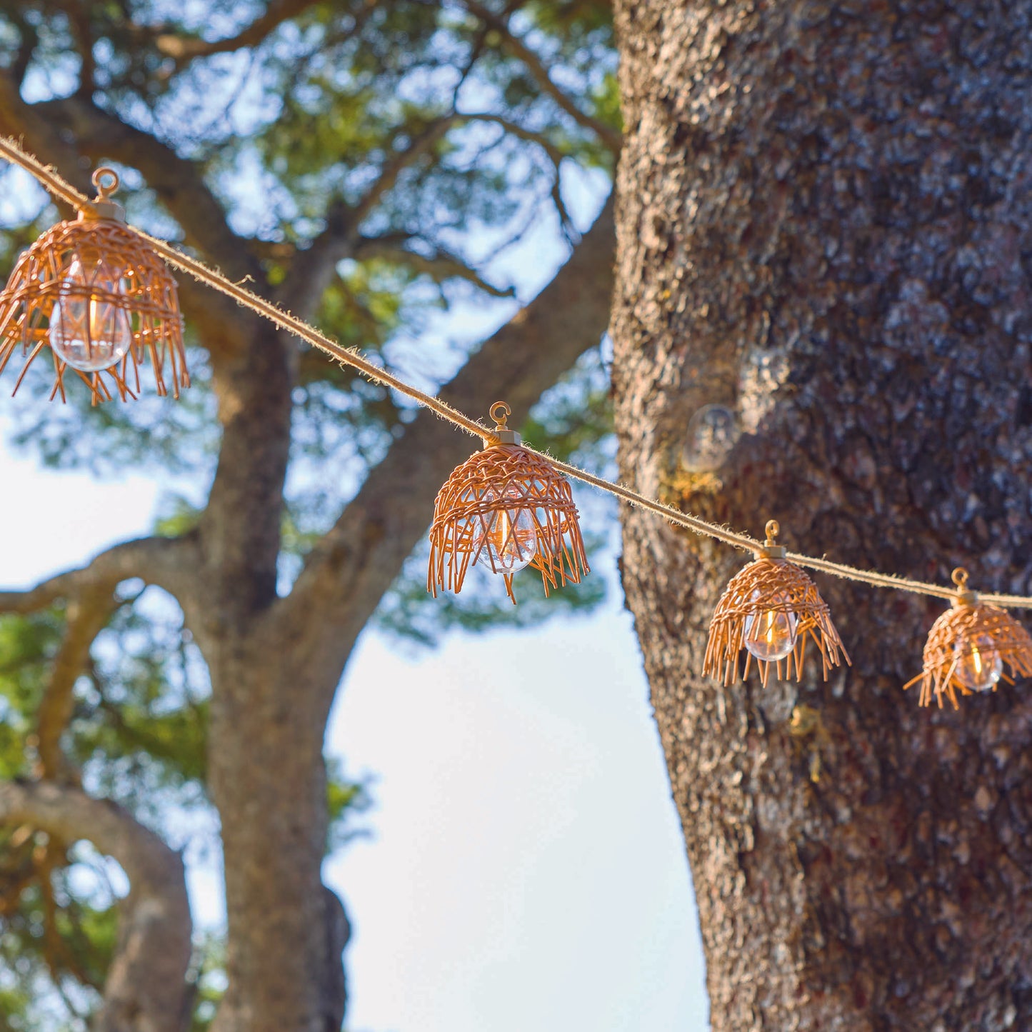 Guirlande lumineuse solaire et sur secteur raccordable en corde 20 ampoules transparentes LED blanc chaud dimmable MINI HAWAI LIGHT HYBRID 13m