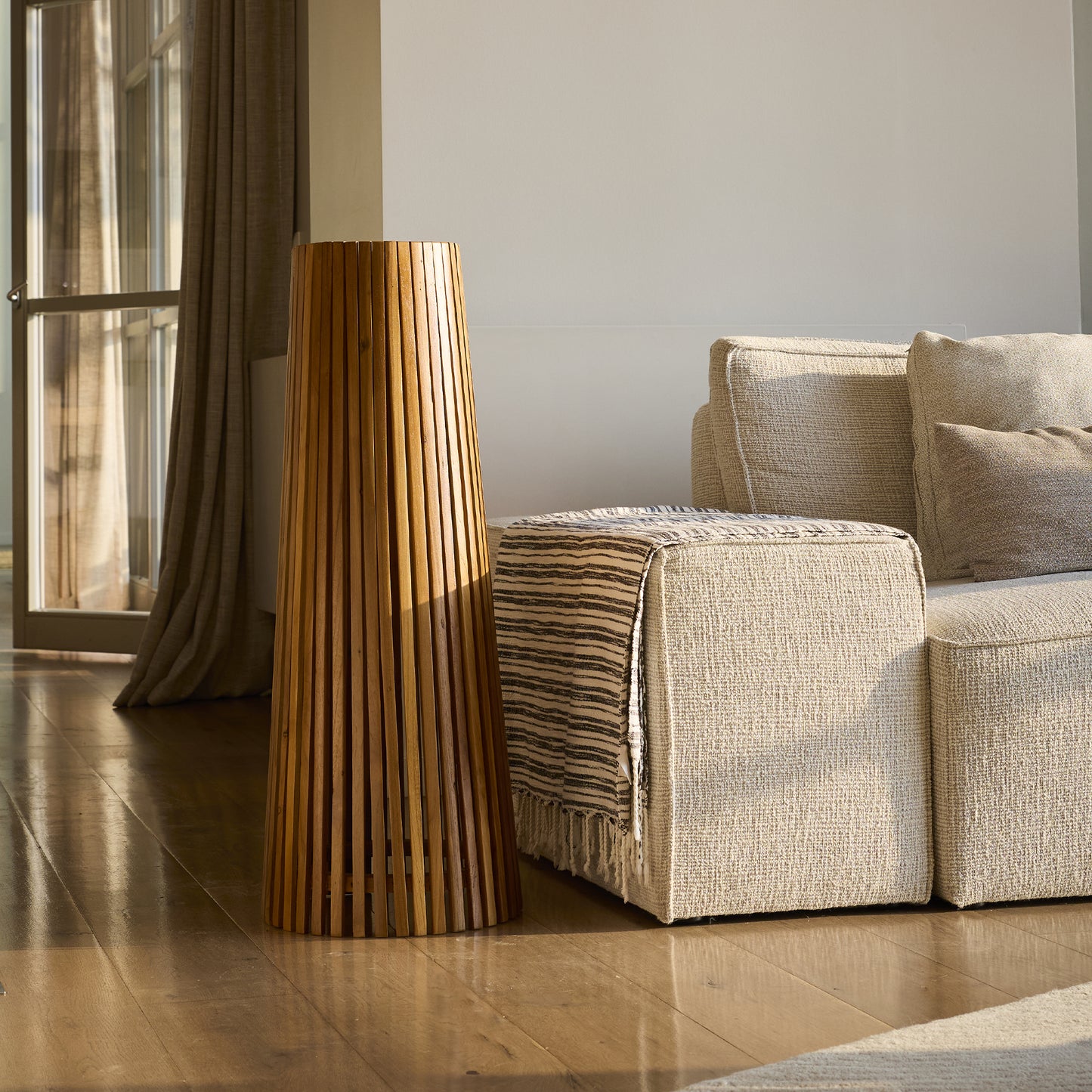 Lampadaire d'extérieur solaire TECKA SMALL en bois teck avec module LED blanc chaud et télécommande H90cm