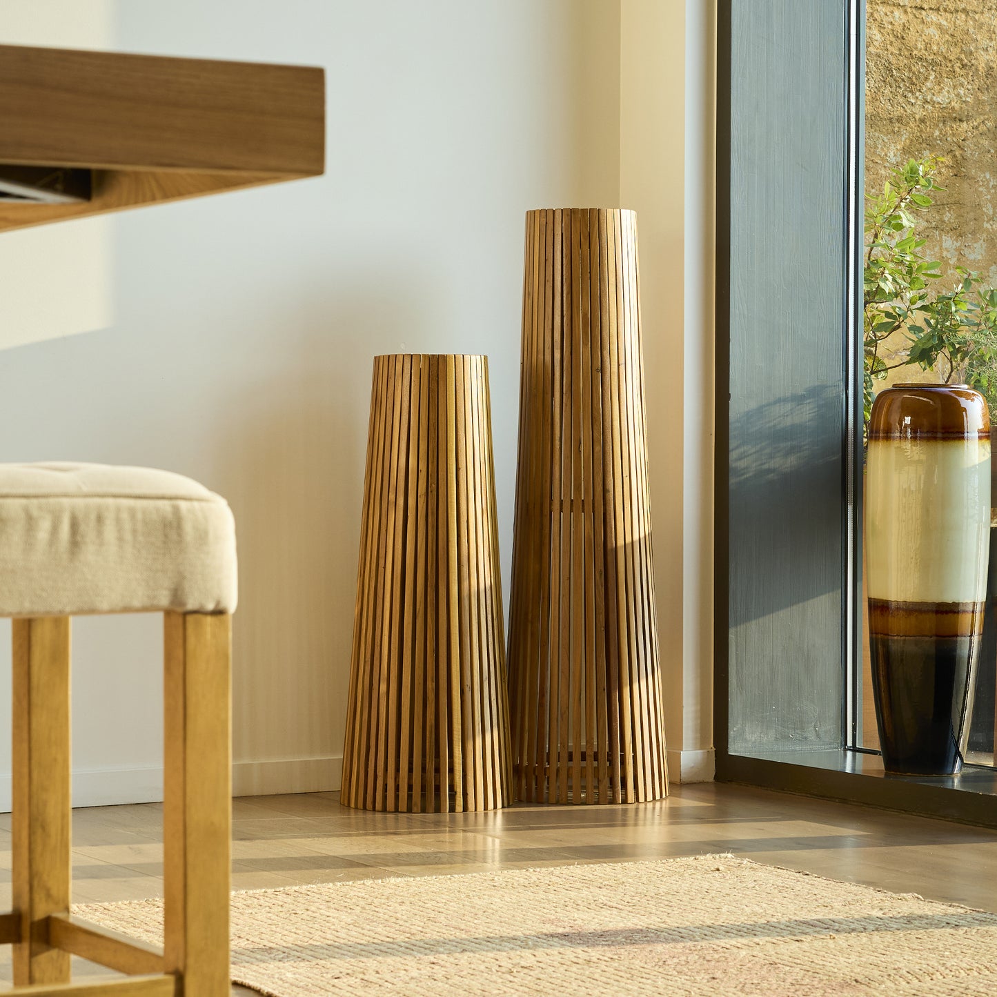 Lampadaire d'extérieur solaire TECKA SMALL en bois teck avec module LED blanc chaud et télécommande H90cm