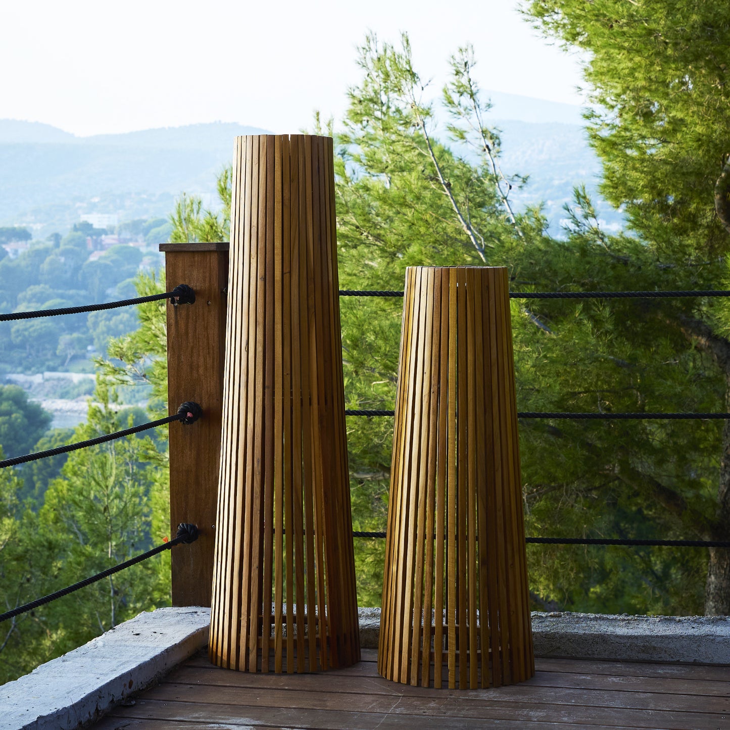 Lampadaire d'extérieur solaire TECKA SMALL en bois teck avec module LED blanc chaud et télécommande H90cm