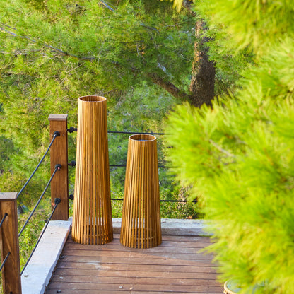 Lampadaire d'extérieur solaire TECKA SMALL en bois teck avec module LED blanc chaud et télécommande H90cm