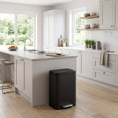 Poubelle de Cuisine à Pédale 50L LINE — Grand Bac à Déchets Rectangulaire Strié en Acier Inoxydable avec Couvercle Soft-Close Anti-Odeurs, Noir Mat