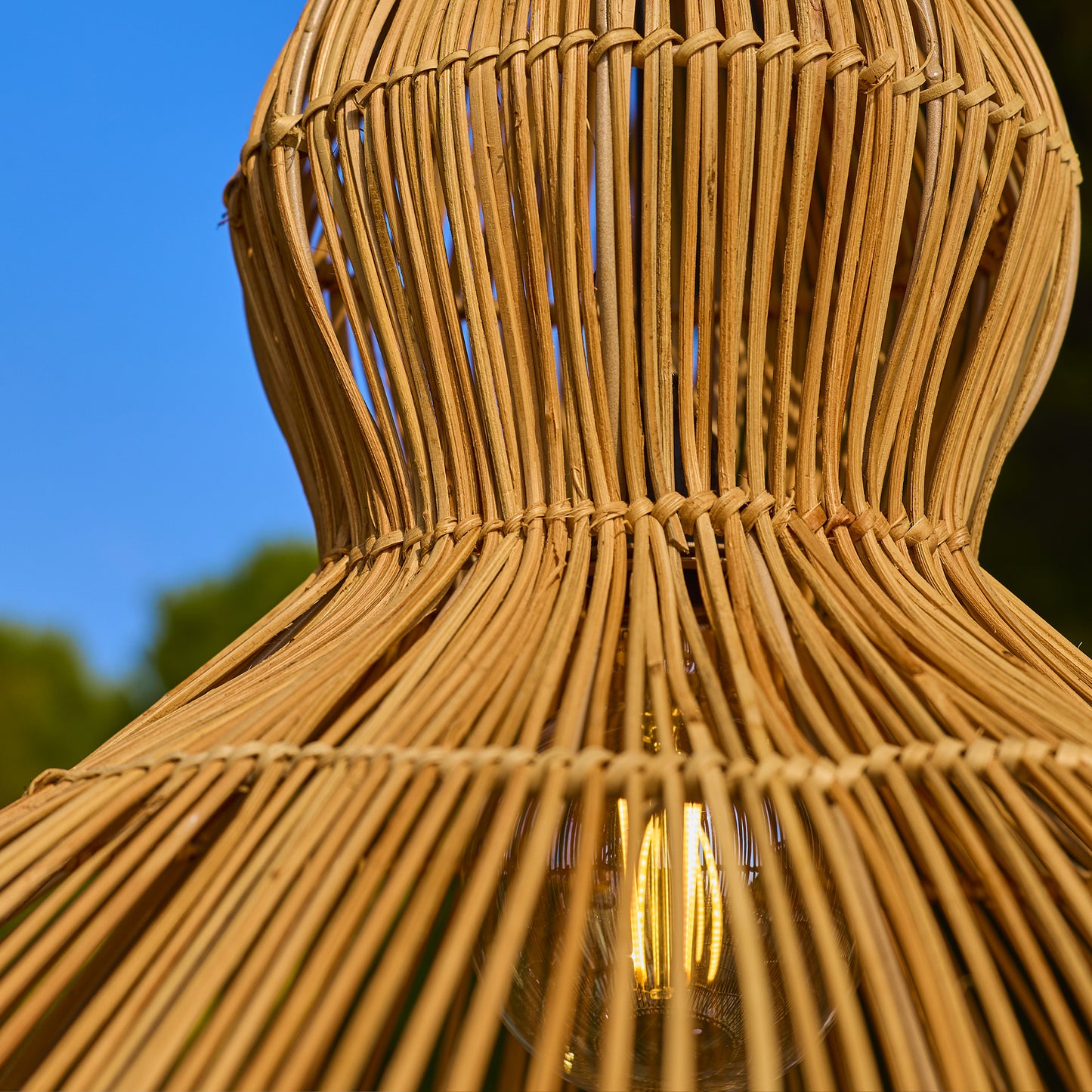 Suspension solaire RONDA SOLAR en rotin naturel avec câble hybride secteur et solaire 5m de longueur