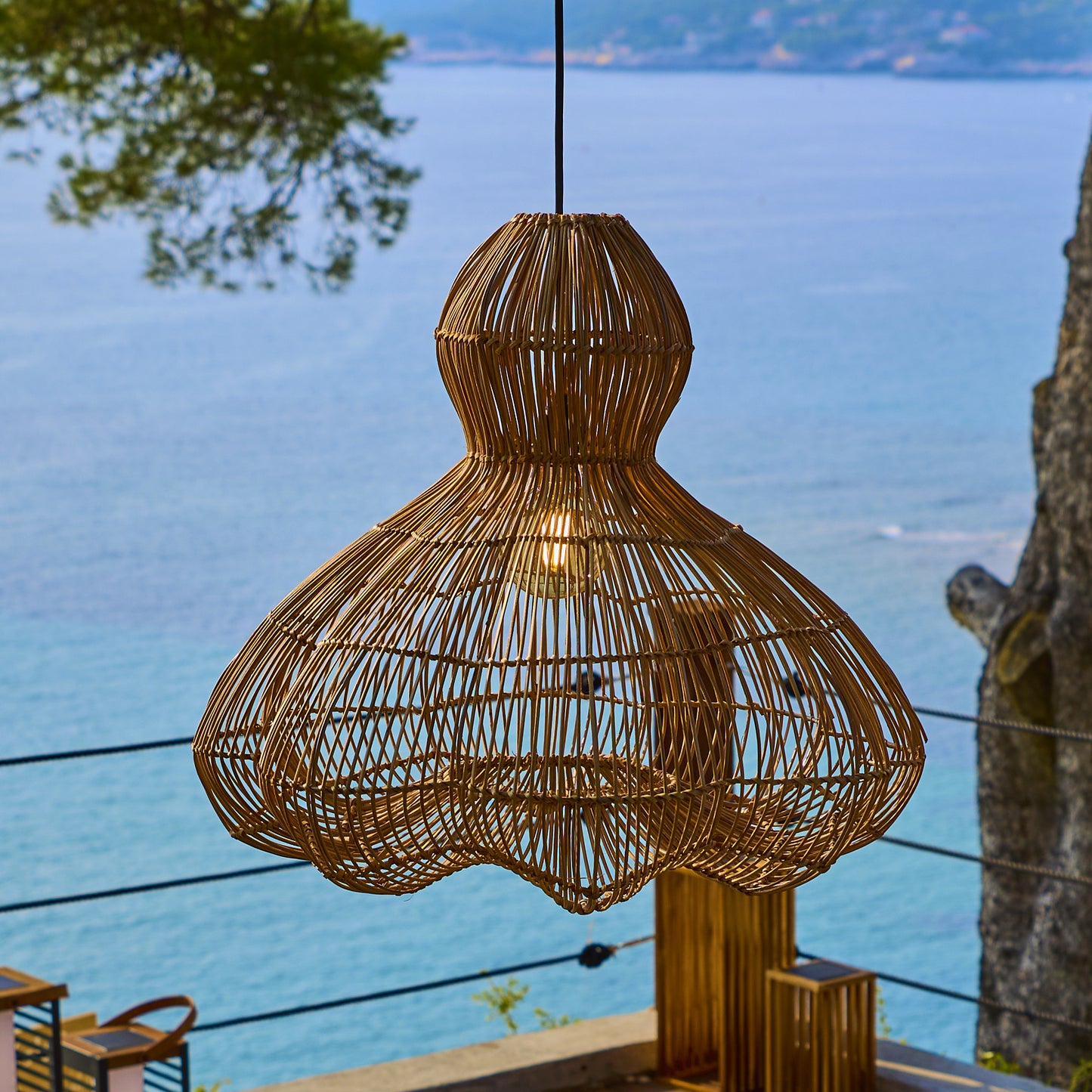 Suspension solaire RONDA SOLAR en rotin naturel avec câble hybride secteur et solaire 5m de longueur