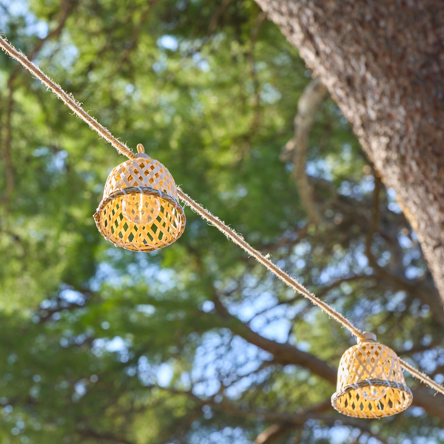 Guirlande lumineuse extérieur raccordable 10 abat-jour naturels en rotin MALY LIGHT HYBRID LED blanc chaud 8m solaire et sur secteur