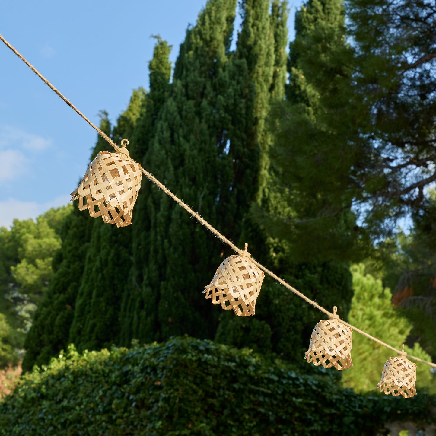 Guirlande lumineuse extérieur raccordable 10 abat-jour naturels en bambou NOYA LIGHT HYBRID LED blanc chaud 8m solaire et sur secteur