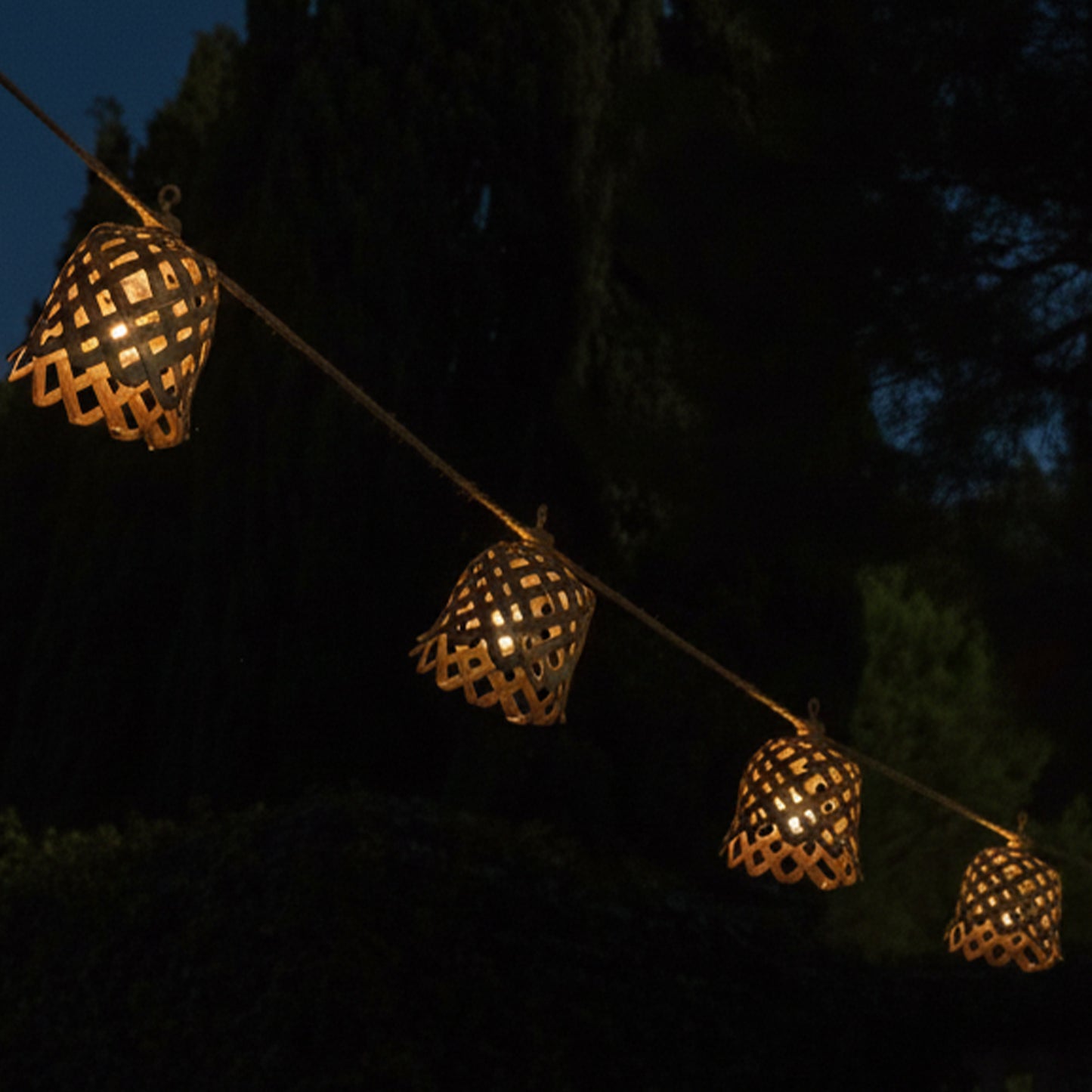 Guirlande lumineuse extérieur raccordable 10 abat-jour naturels en bambou NOYA LIGHT HYBRID LED blanc chaud 8m solaire et sur secteur