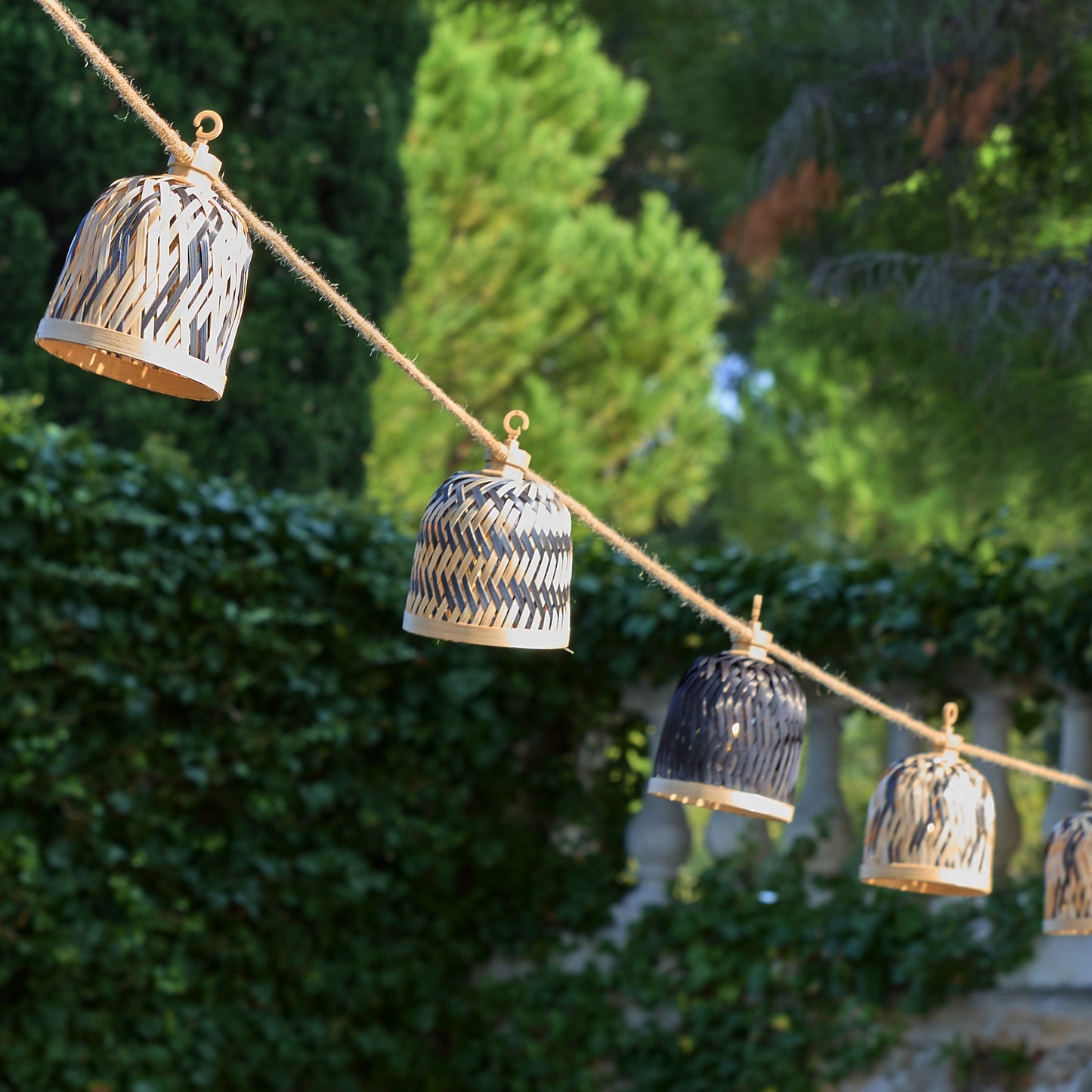 Guirlande lumineuse extérieur raccordable 10 abat-jour naturels en bambou LINA LIGHT HYBRID LED blanc chaud 8m solaire et sur secteur