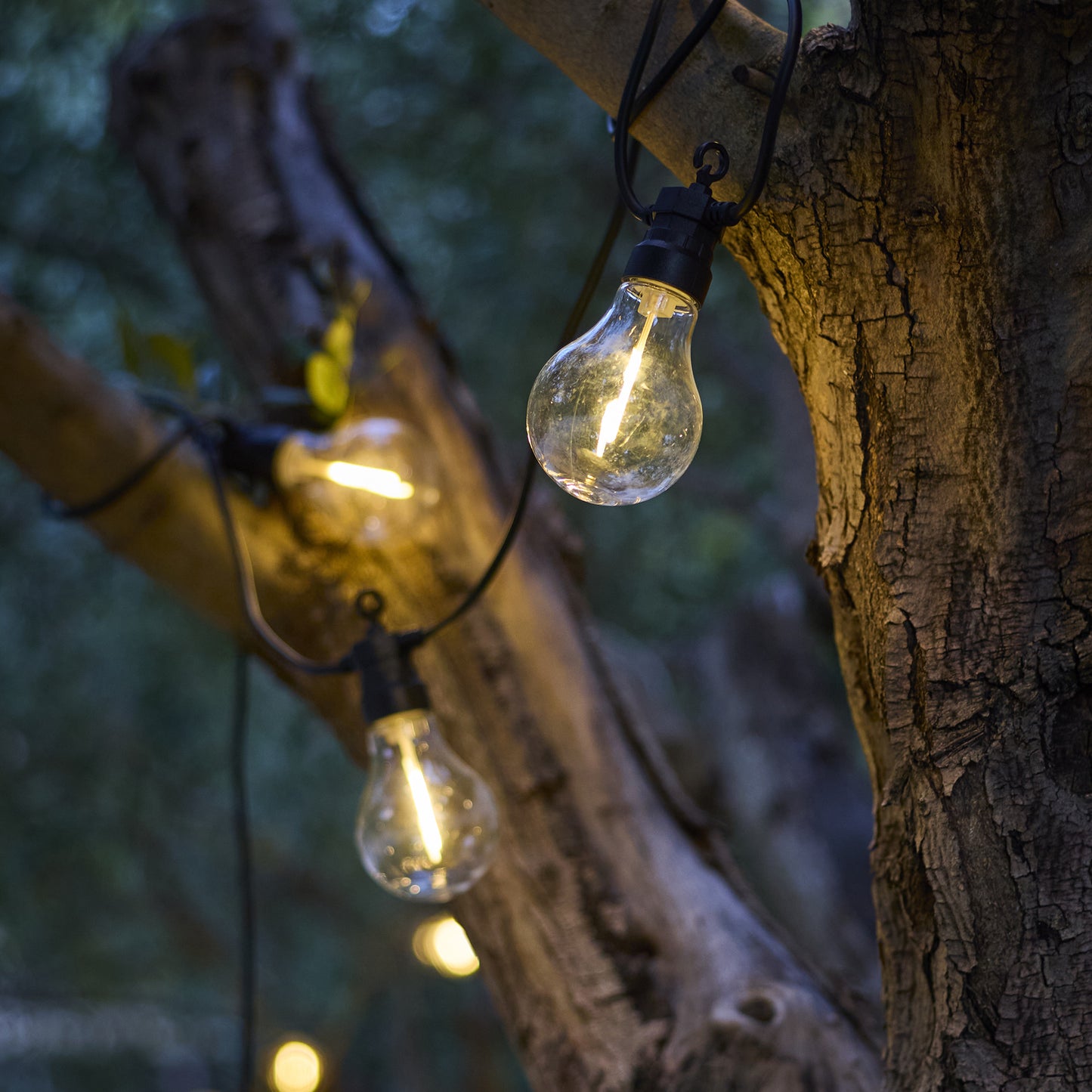 Anschließbare Außenlichtgirlande 10 warmweiße LED-Kugeln transparent PARTY CLEAR HYBRID 7,50m solar- und netzbetrieben