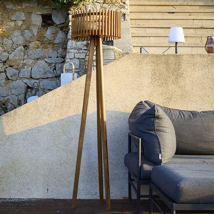 Lampadaire solaire extérieur trépied EDEN TALL SOLAR en bois teck avec module LED blanc chaud et télécommande H158cm