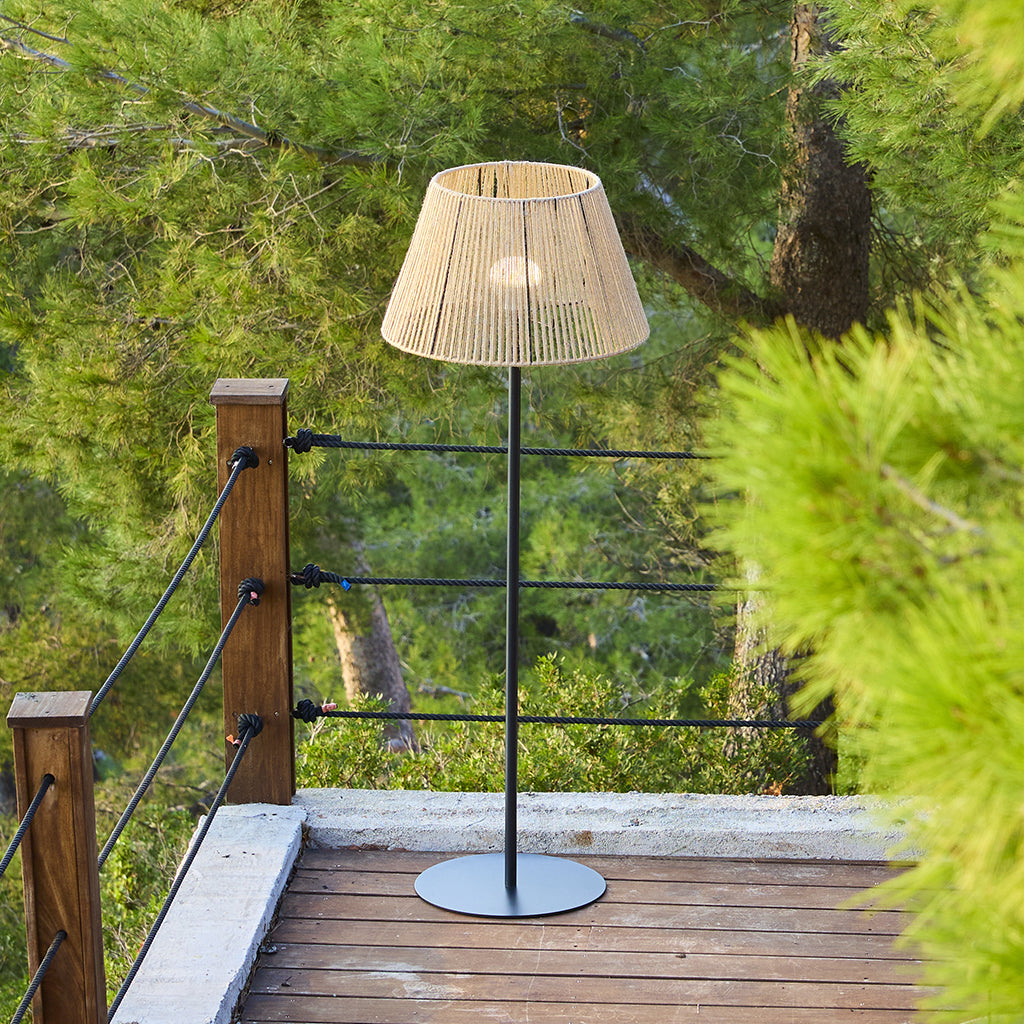Lampadaire sans fil pied metal LED blanc et multicolore dimmable TALL RAFFY en corde naturelle H170cm avec télécommande