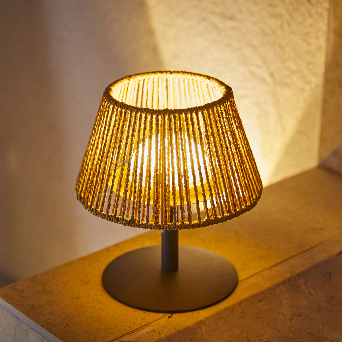 Kabellose Tischlampe aus Bast natur LED warmweiß/weiß dimmbar STANDY MINI RAFFY H22cm