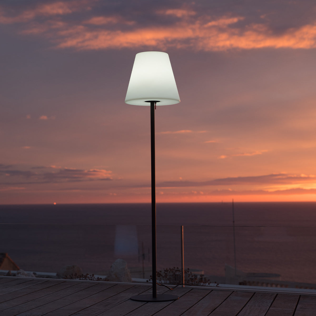 Drahtgebundene Stehlampe mit Stahlsockel für den Außenbereich Leistungsstarke weiße LED-Beleuchtung STANDY H150cm E27-Sockel