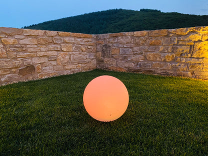 SOLSTY ∅30cm weiße/mehrfarbige LED schwimmende Solar-Lichtkugel zum Anspießen oder Aufstellen