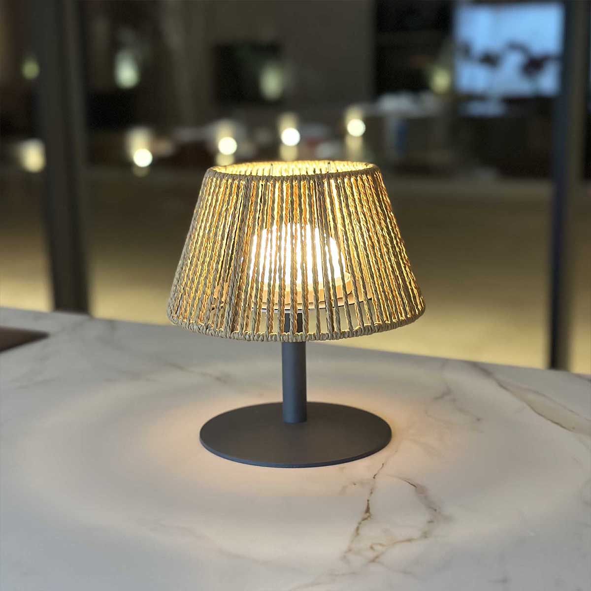 Kabellose Tischlampe aus Bast natur LED warmweiß/weiß dimmbar STANDY MINI RAFFY H22cm